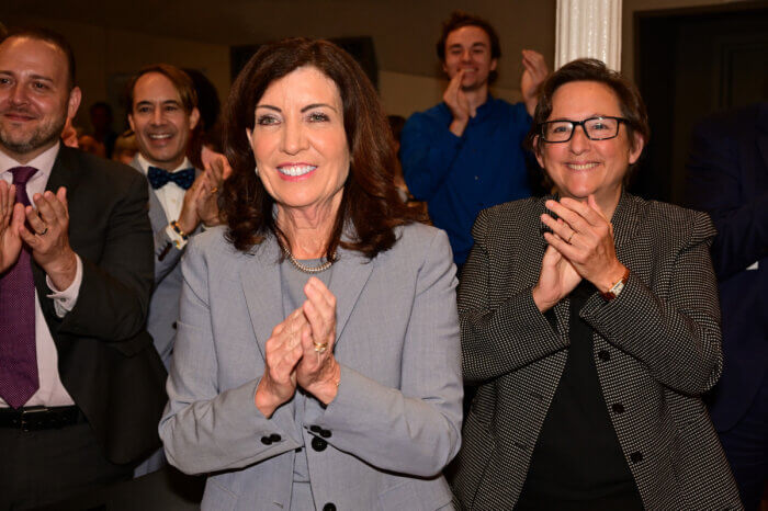 Governor Kathy Hochul and Rabbi Sharon Kleinbaum of Congregation Beit Simchat Torah.