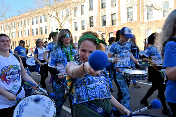 Fogo Azul drums along.